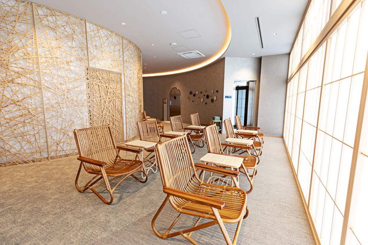 写真手前は自由にくつろげる「トトパラウンジ」（写真手前）、その後ろは「呼吸ルーム」。館内着エリアはスマホの持ち込みが可能（ロッカールームと脱衣エリアは使用厳禁）