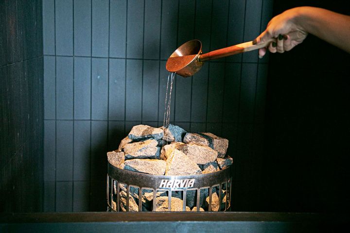 ロウリュウは15分に1回程度、一度に柄杓1杯まで