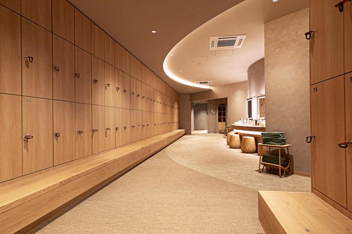 フェイスタオルはロッカールームに2カ所あり（←とはどういう意味でしょうか？フェイスタオルの設置場所が2か所あるということ？）