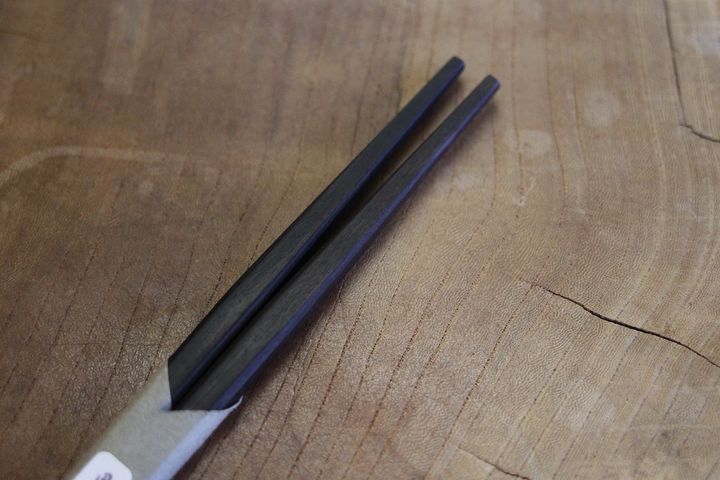 流線型は箸の上部三分の一のところから頭にかけて細く仕上げた形状。箸の上の方を持つ方におすすめ