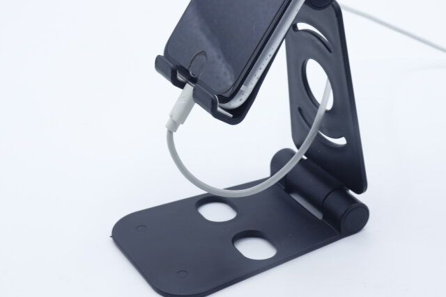 セリアの充電しながら使える角度調整ができる 折りたたみ式スマホスタンド