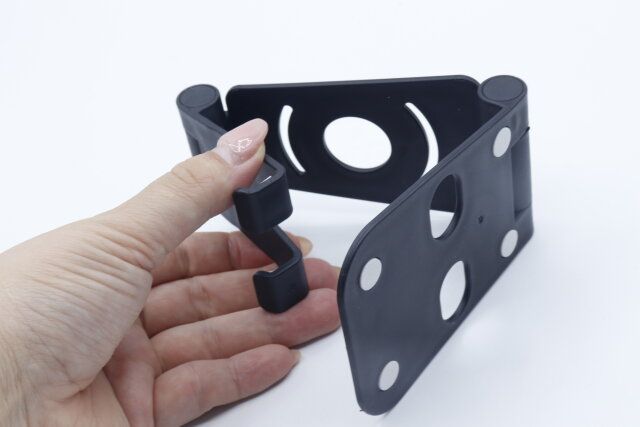 セリアの滑り止めが付いてる角度調整ができる 折りたたみ式スマホスタンド