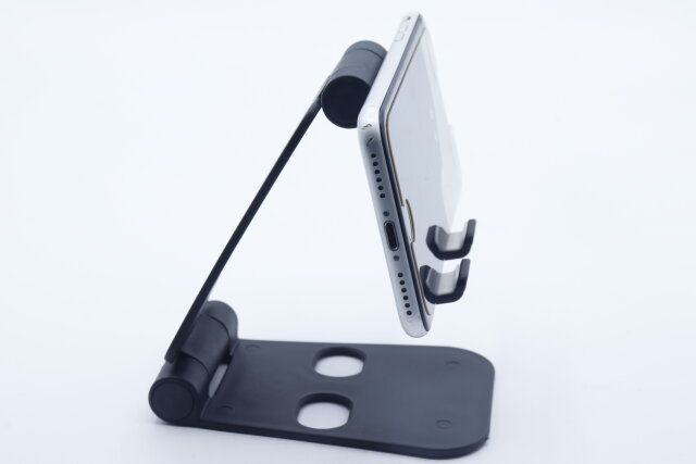 セリアの縦にも横にも置ける角度調整ができる 折りたたみ式スマホスタンド