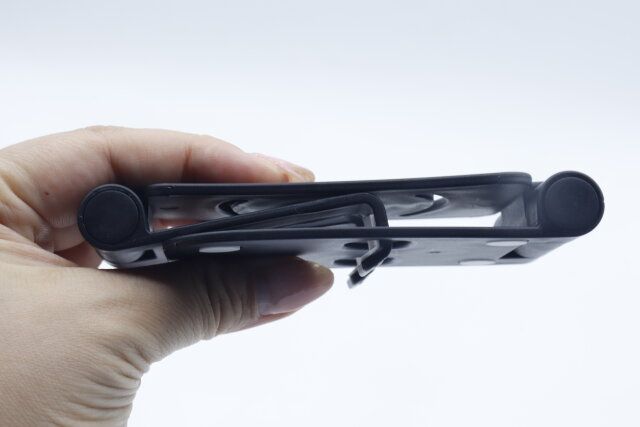 セリアのコンパクトになる角度調整ができる 折りたたみ式スマホスタンド