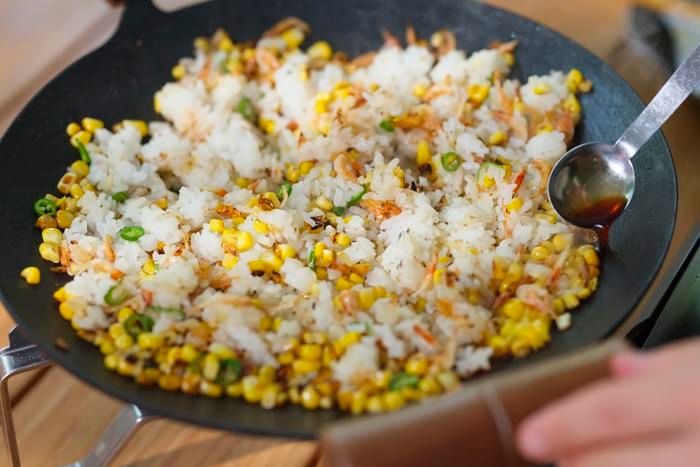 しょうゆを加えている様子