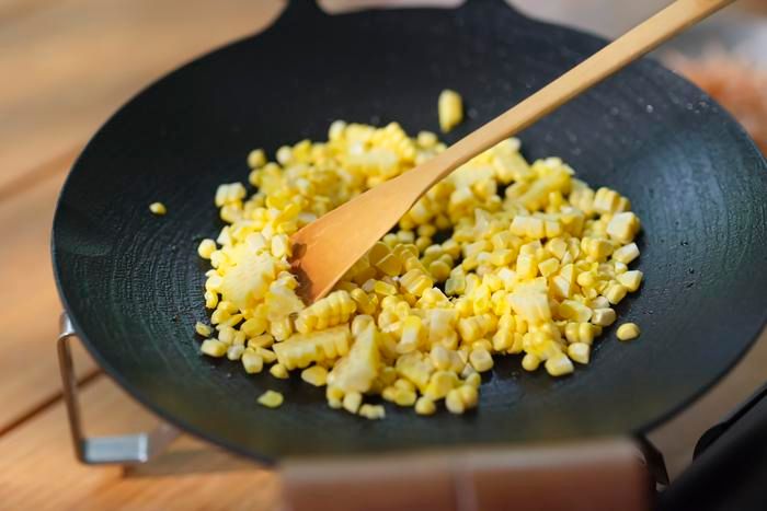 マルチグリドルでトウモロコシを炒めている様子