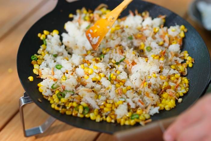 ご飯を加えて炒め合わせている様子