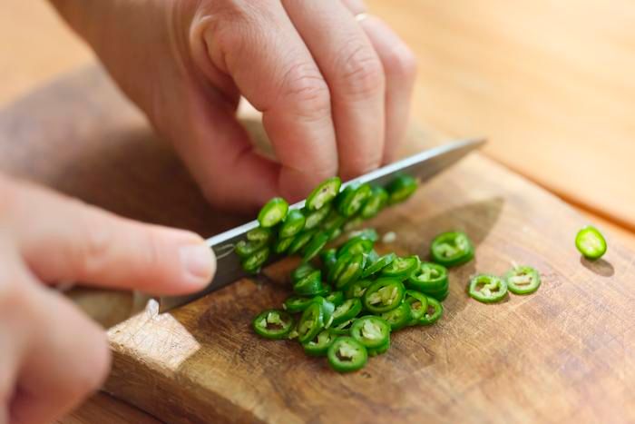 青唐辛子を小口切りにしている様子