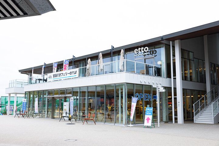 瀬戸内海の島・宮島への船が行き交う港町で、複合施設「etto」によりみちしましょう♪