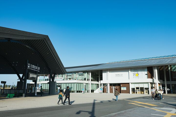 瀬戸内海の島・宮島への船が行き交う港町で、複合施設「etto」によりみちしましょう♪