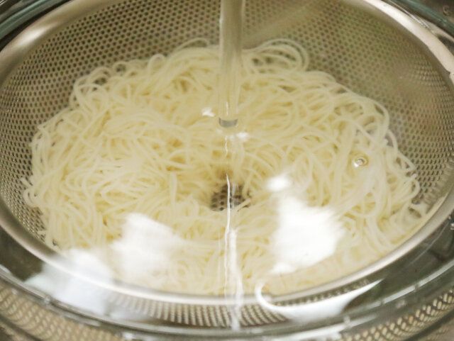 そうめんは、袋の表示通りに茹で、冷水にさらしてから、器に盛る。