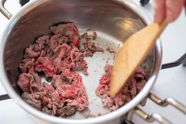 牛肉と香味野菜を炒める