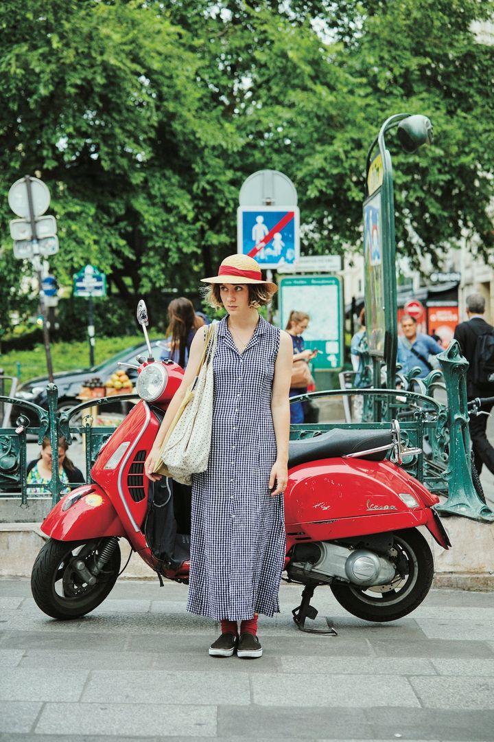 ギンガムチェックのコーデには赤を差し色にしてグンとオシャレに。