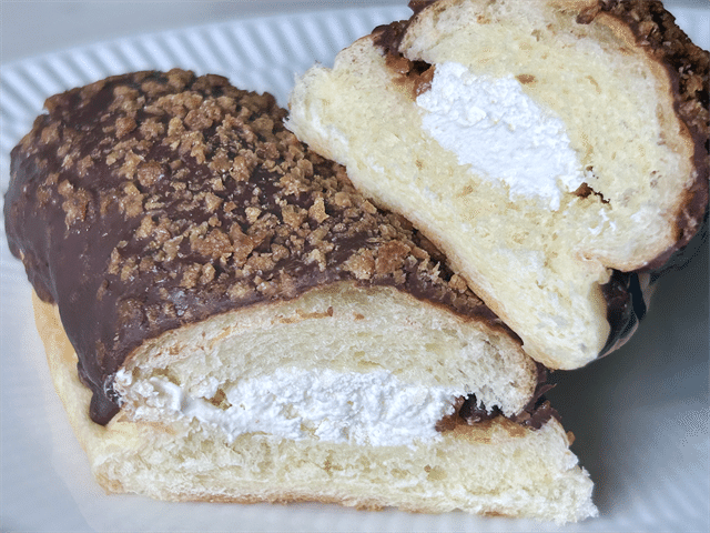 「クランチチョコロール 塩ミルクホイップ」 断面