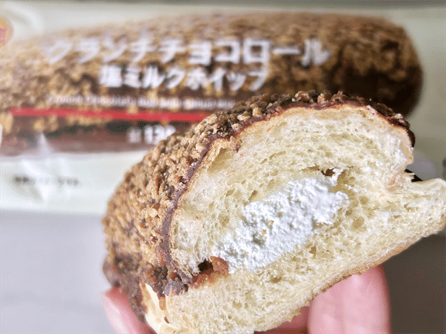 ローソン「クランチチョコロール 塩ミルクホイップ」2