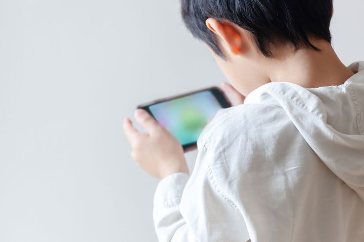子どもにいつからスマホ持たせる？