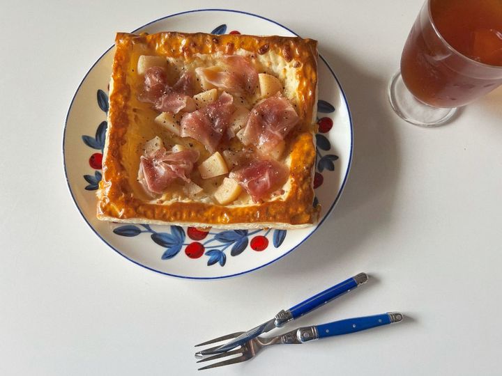 甘じょっぱい桃の生ハムチーズパイの作り方【渡辺友美子のコーヒーに合うお菓子のレシピ vol.52 〜レシピで旅するヨーロッパ〜】