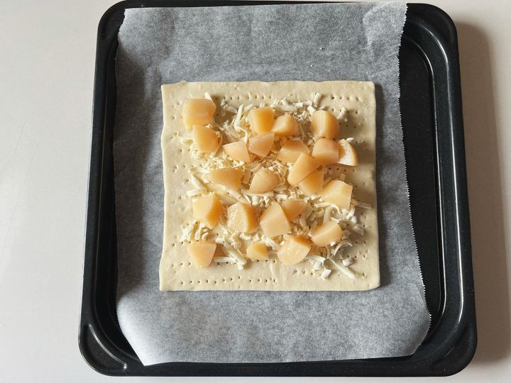 甘じょっぱい桃の生ハムチーズパイの作り方【渡辺友美子のコーヒーに合うお菓子のレシピ vol.52 〜レシピで旅するヨーロッパ〜】