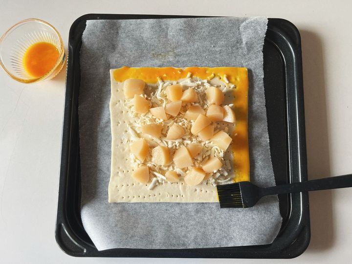 甘じょっぱい桃の生ハムチーズパイの作り方【渡辺友美子のコーヒーに合うお菓子のレシピ vol.52 〜レシピで旅するヨーロッパ〜】