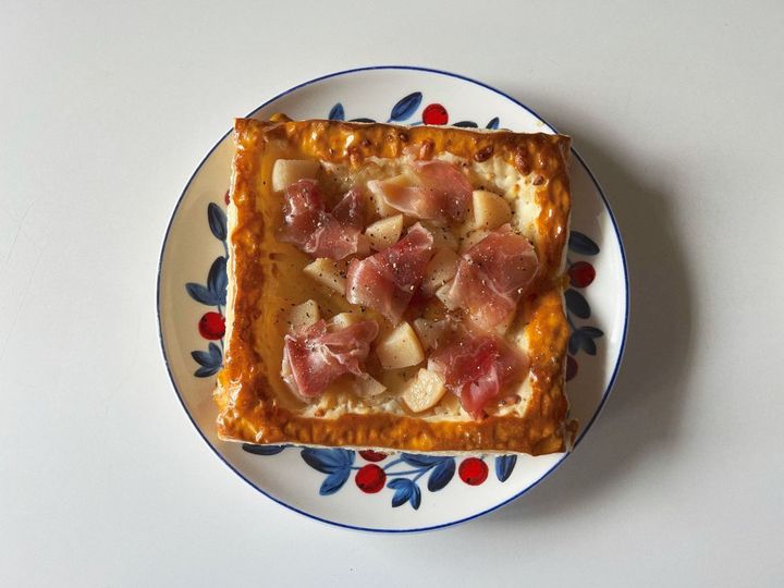 甘じょっぱい桃の生ハムチーズパイの作り方【渡辺友美子のコーヒーに合うお菓子のレシピ vol.52 〜レシピで旅するヨーロッパ〜】