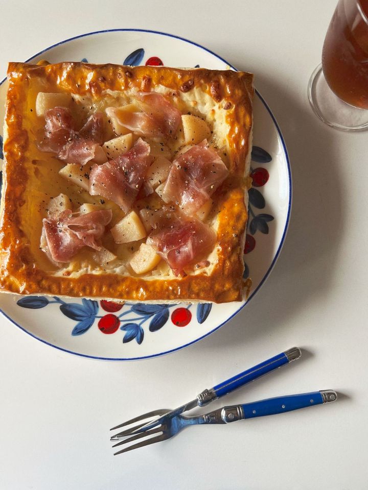 甘じょっぱい桃の生ハムチーズパイの作り方【渡辺友美子のコーヒーに合うお菓子のレシピ vol.52 〜レシピで旅するヨーロッパ〜】