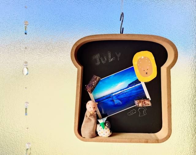 ナチュラルキッチン アンド「ブラックボードトースト」のフックに吊るしてディスプレイした様子