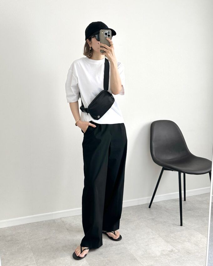 Uniqlo Uのホワイトの「エアリズムコットンオーバーサイズTシャツ/5分袖」×タックワイドパンツ