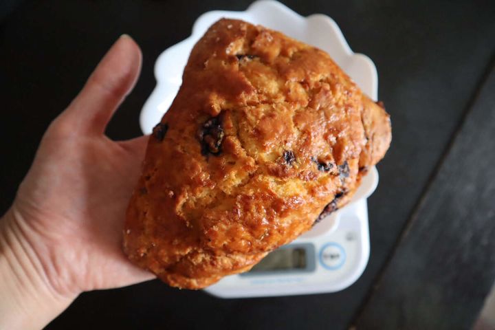 コストコ『ブルーベリー&クリームチーズスコーン』