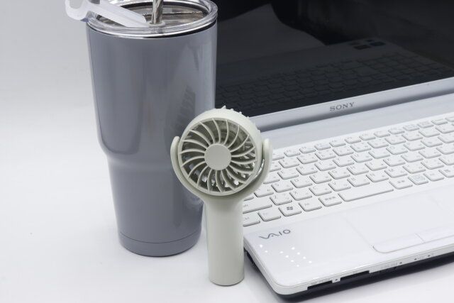 ダイソー 首振りミニ扇風機 自立 卓上扇風機