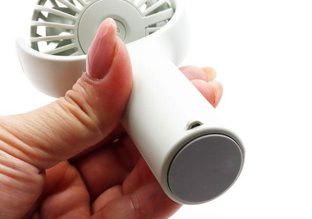 ダイソー 首振りミニ扇風機 ネックストラップ