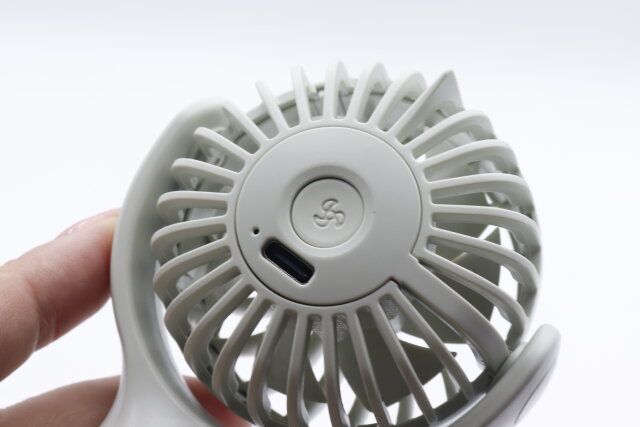 ダイソー 首振りミニ扇風機 Type-C