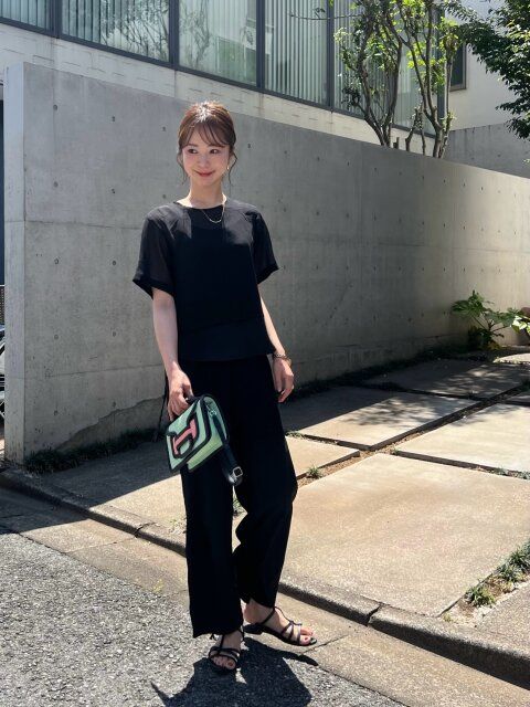 GU2ピースシアーTブラウスのオールブラックコーデ