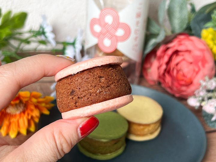 手に持った「あんケーキサンド」