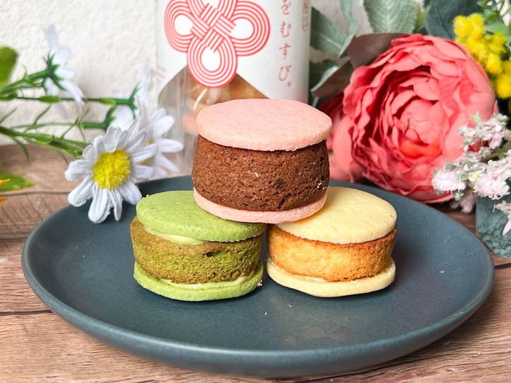 お皿に並んだ3種類の「あんケーキサンド」