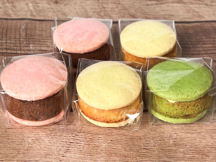 テーブルに並んだ5個の「あんケーキサンド」
