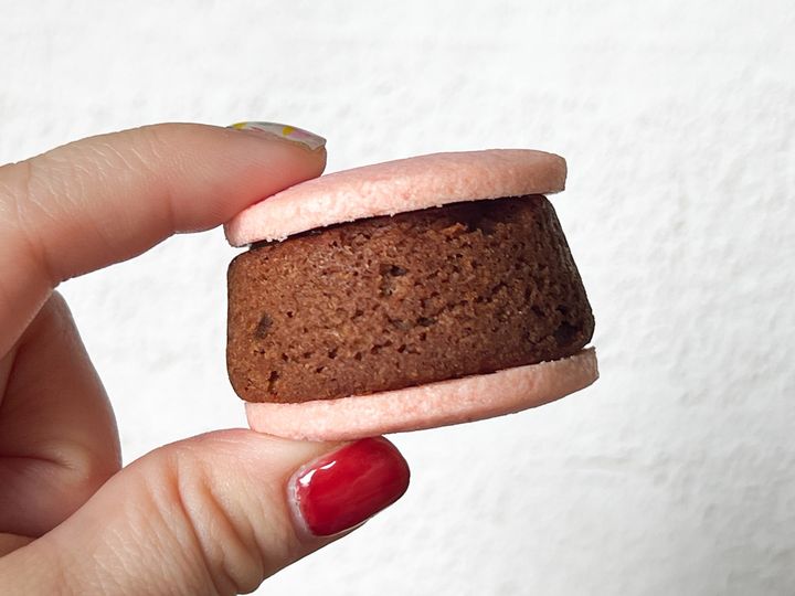 手に持った「あんケーキサンド」