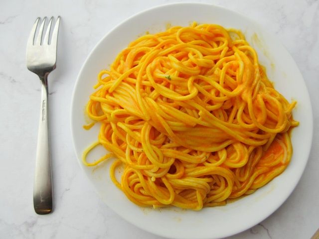 皿に出した「チーズスナック味パスタ」