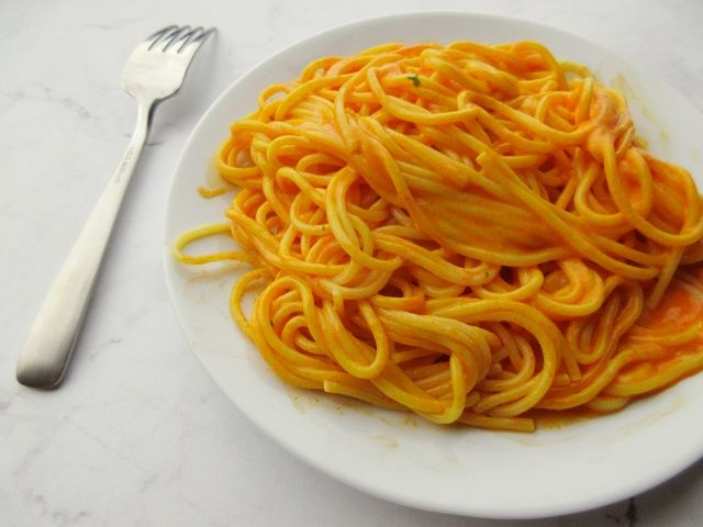 お皿に盛り付けたチーズスナック味パスタ