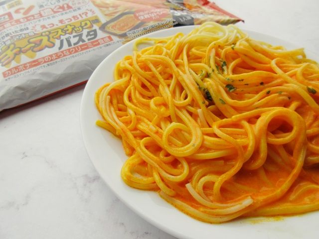 パッケージとお皿に盛ったチーズスナック味パスタ