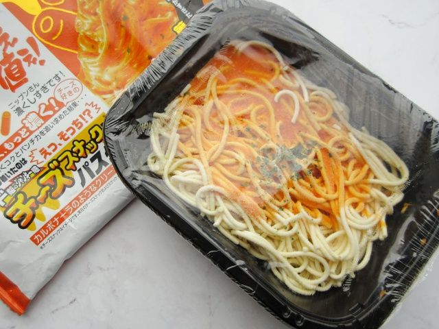 解凍前のチーズスナック味パスタ