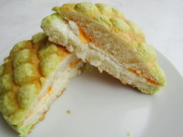 富良野メロンのクリームメロンパンの断面