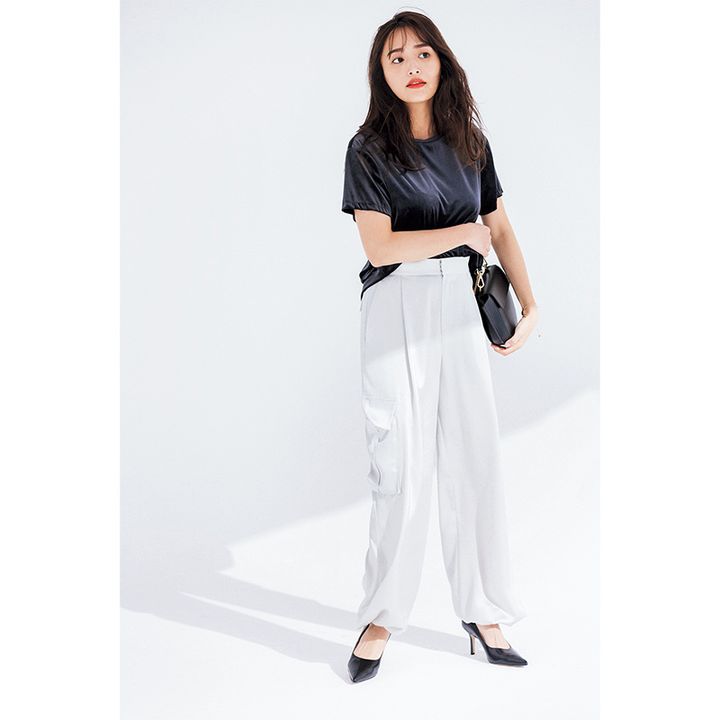 白のパラシュートパンツコーデ。ハイヒールパンプスと合わせてきれいめに。