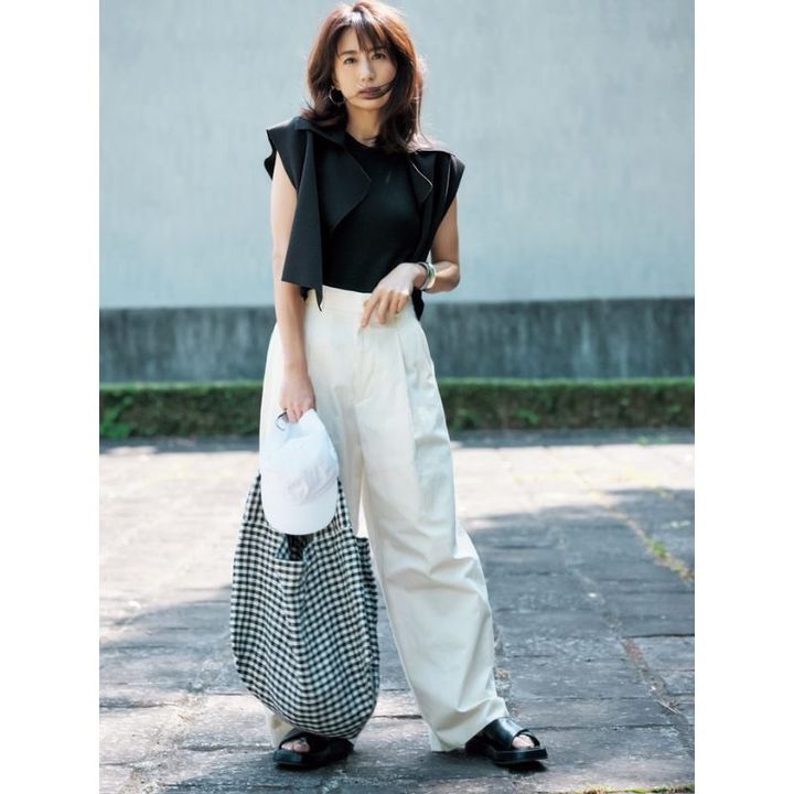 ボトムスを白にするだけで新鮮な印象になる白パンツコーデ