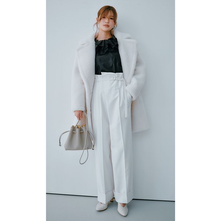 白パンツコーデ