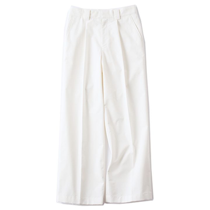 Mila Owenの白パンツ