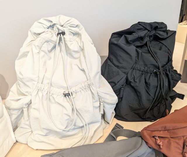 白と黒の巾着ナップサック