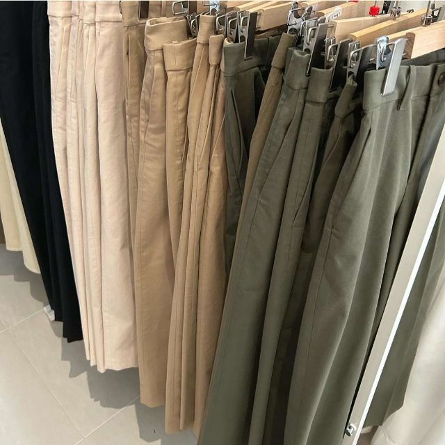 UNIQLOのワイドチノパンツがラックに並んでいる