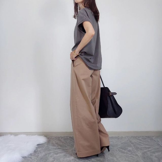 UNIQLOのワイドチノパンツを着たコーデの後ろ側