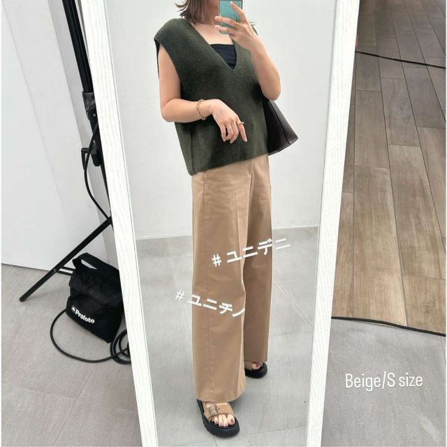 UNIQLOのワイドチノパンツにトップスを出して着ている