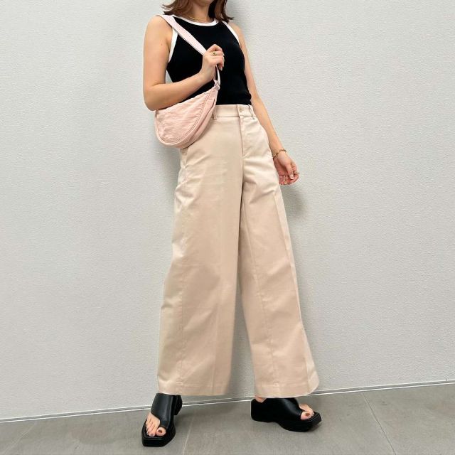 UNIQLOのワイドチノパンツを着たコーデ
